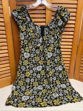 Streetwear Society Black Floral Dress with Yellow & White Daisies